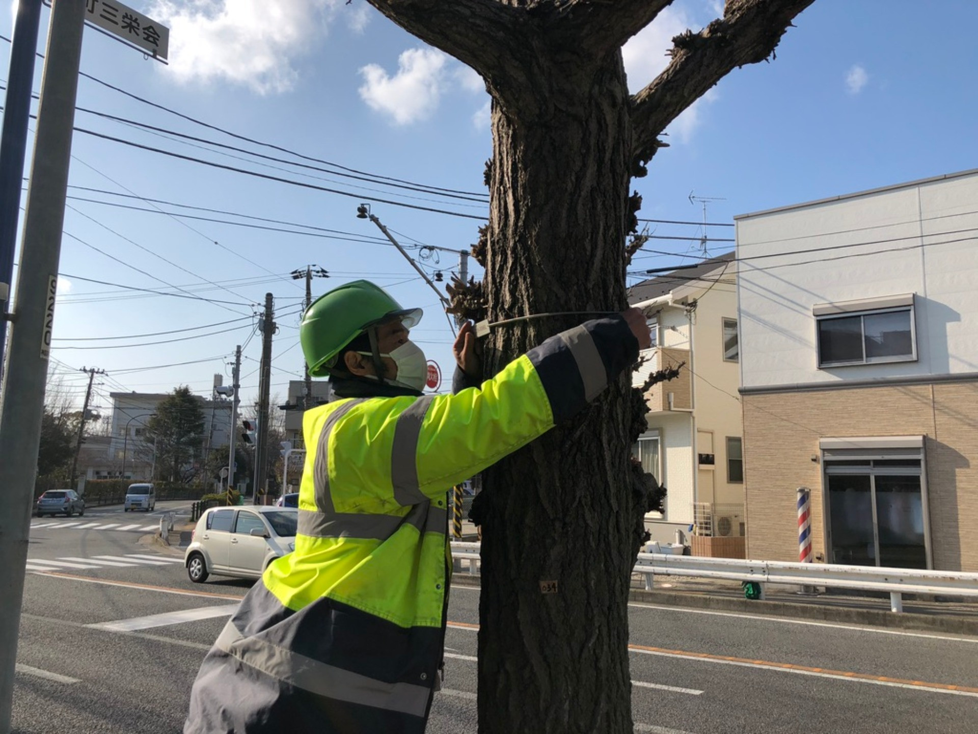 笑っている作業員